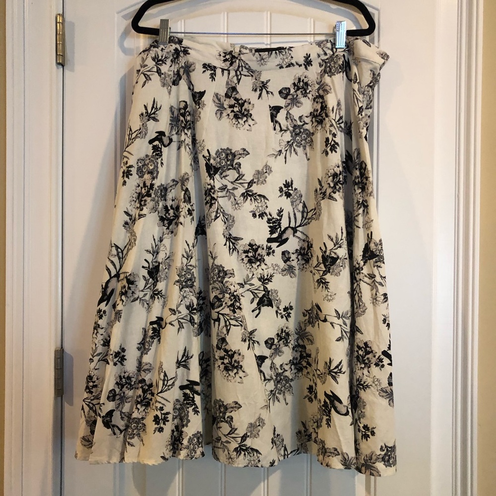 Midi skirt in black and white pattern.